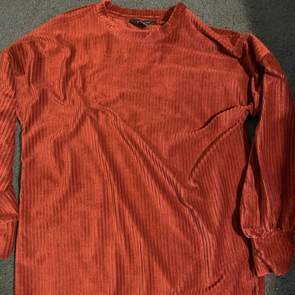 Size small dress. Looks bigger in picture